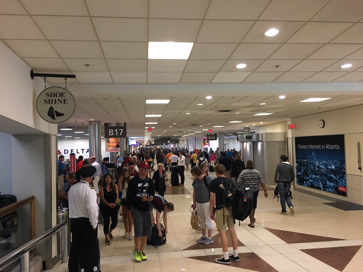PlayByPlayGuy1's tweet photo. The Great American Rat Race otherwise known as Atlanta's Hartsfield-Jackson Airport #WorldsBusiest 🛫🛬 https://t.co/DN4qnmn361