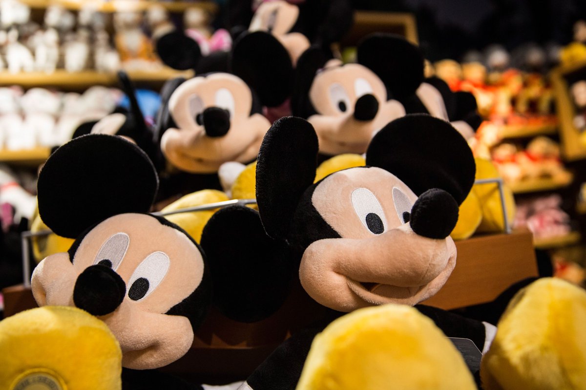 verge's tweet photo. Disney to end Netflix deal and launch its own streaming service https://t.co/WQC8XQi0Jy https://t.co/RAYVPwty4U