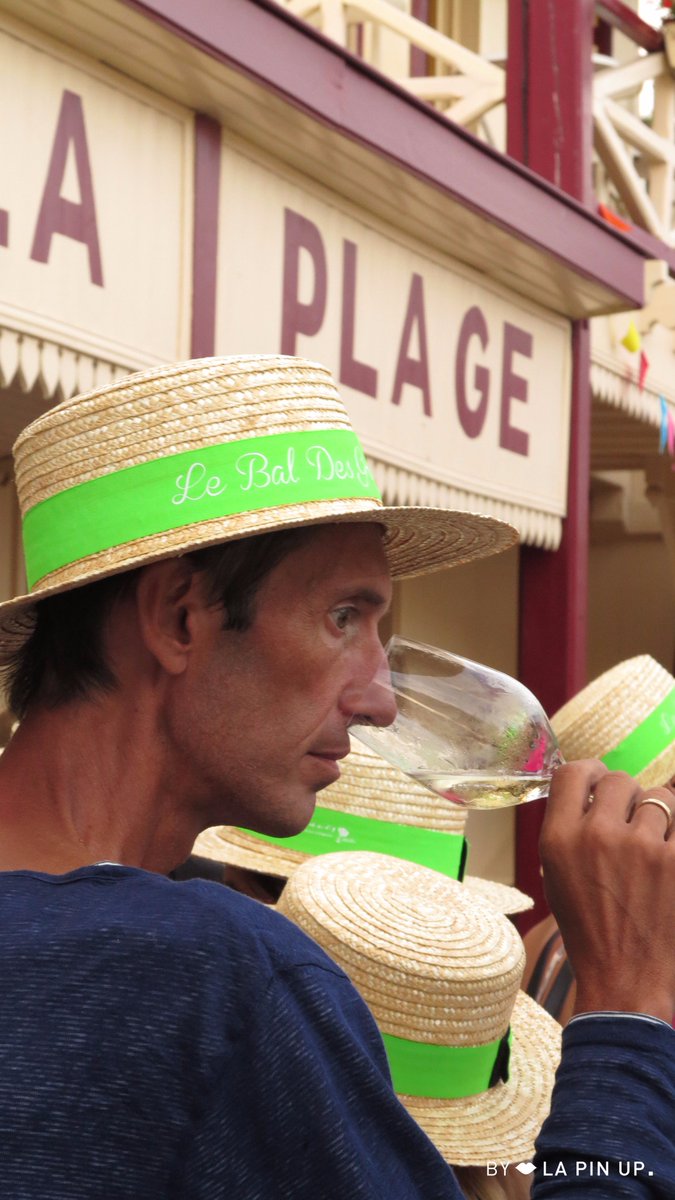 lebaldesgraves's tweet photo. [Souvenir du #BaldesGraves]
"La plage, le chapeau, le nez : dégustation de vin blanc au #CapFerret
➡ https://t.co/rmEz2L7gCU 🍷☀ https://t.co/vj28xeCJEL