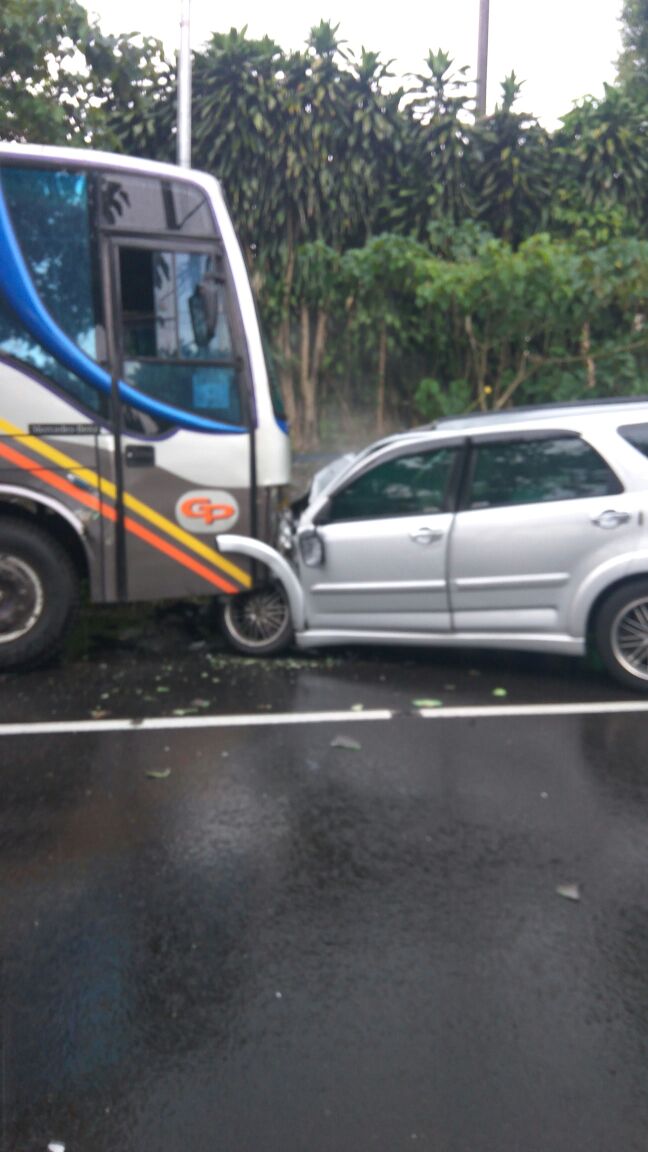 DedyderaRahman2's tweet photo. Peristiwa: Jalur Cipanas Ciloto Cianjur kembali memakan korban

https://t.co/mZGzEq6Yww https://t.co/j0KdHr725L