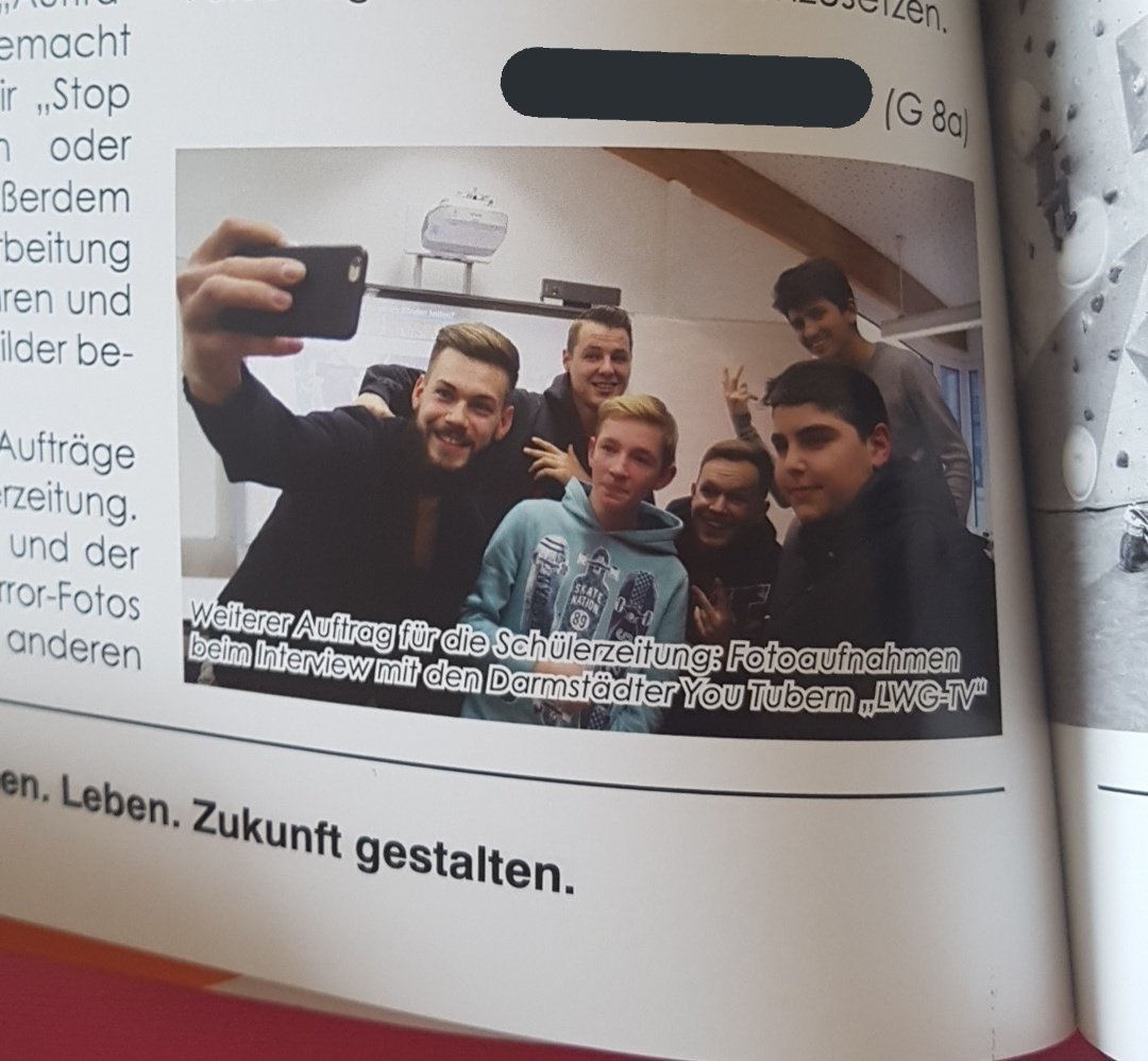 Wen man nicht alles im Jahrbuch findet.. xD
<a href="/LWG_TV/">LWG TV Pranks&Comedy</a>