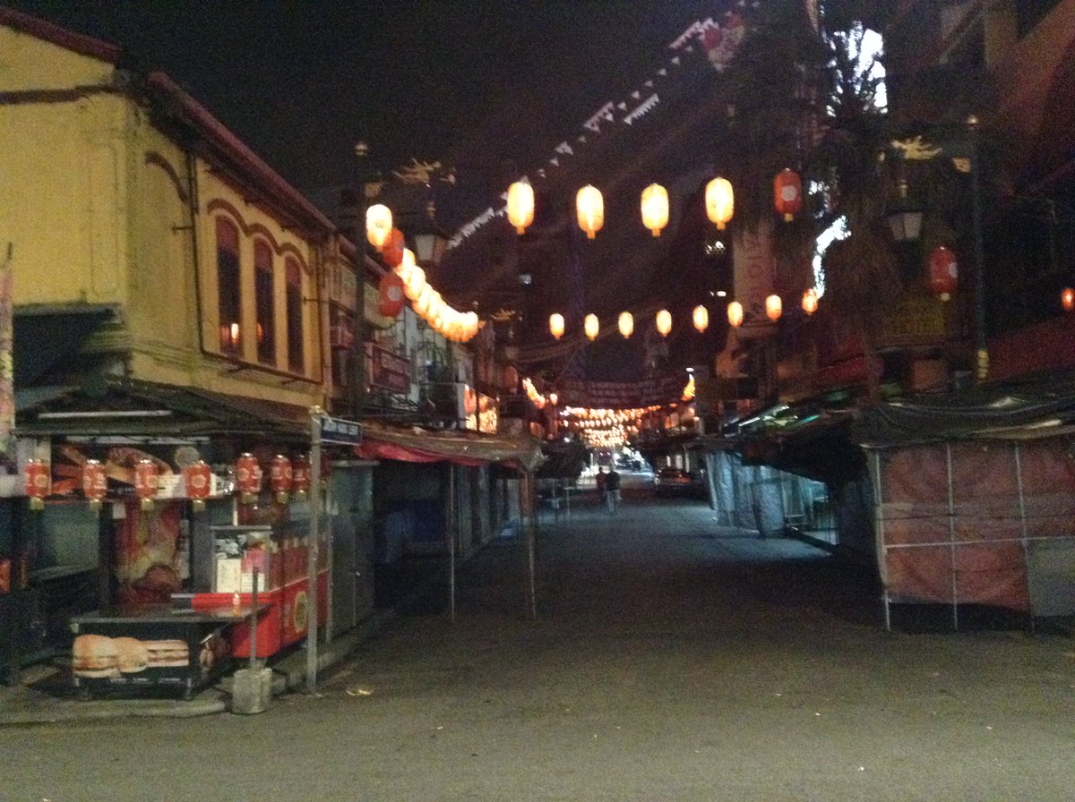 CROSSXBEATAO's tweet photo. Kuala Lumpurに戻り、宿に着いたのは日が変わってから。
チャイナタウンもいつもの喧騒はどこへやらという静けさ。
夜に小さな虫が不定期に身体を這うので中々寝られなかったものの、
南京虫ではなかったのが幸い。

#びー旅 #KL6 https://t.co/xUKFzzVfTp