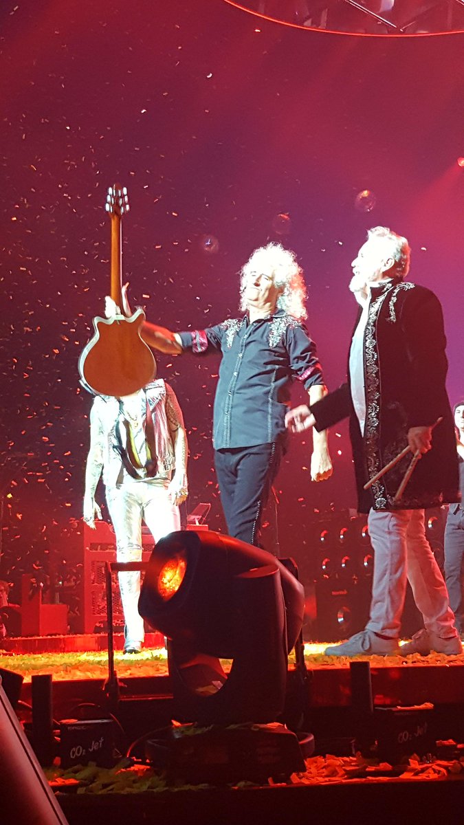 OrtizJanet's tweet photo. I hope I get to see these legends again!!!! Thanks for the incredible experience! 😍 @DrBrianMay @OfficialRMT @QueenWillRock https://t.co/EaRcytoRPN