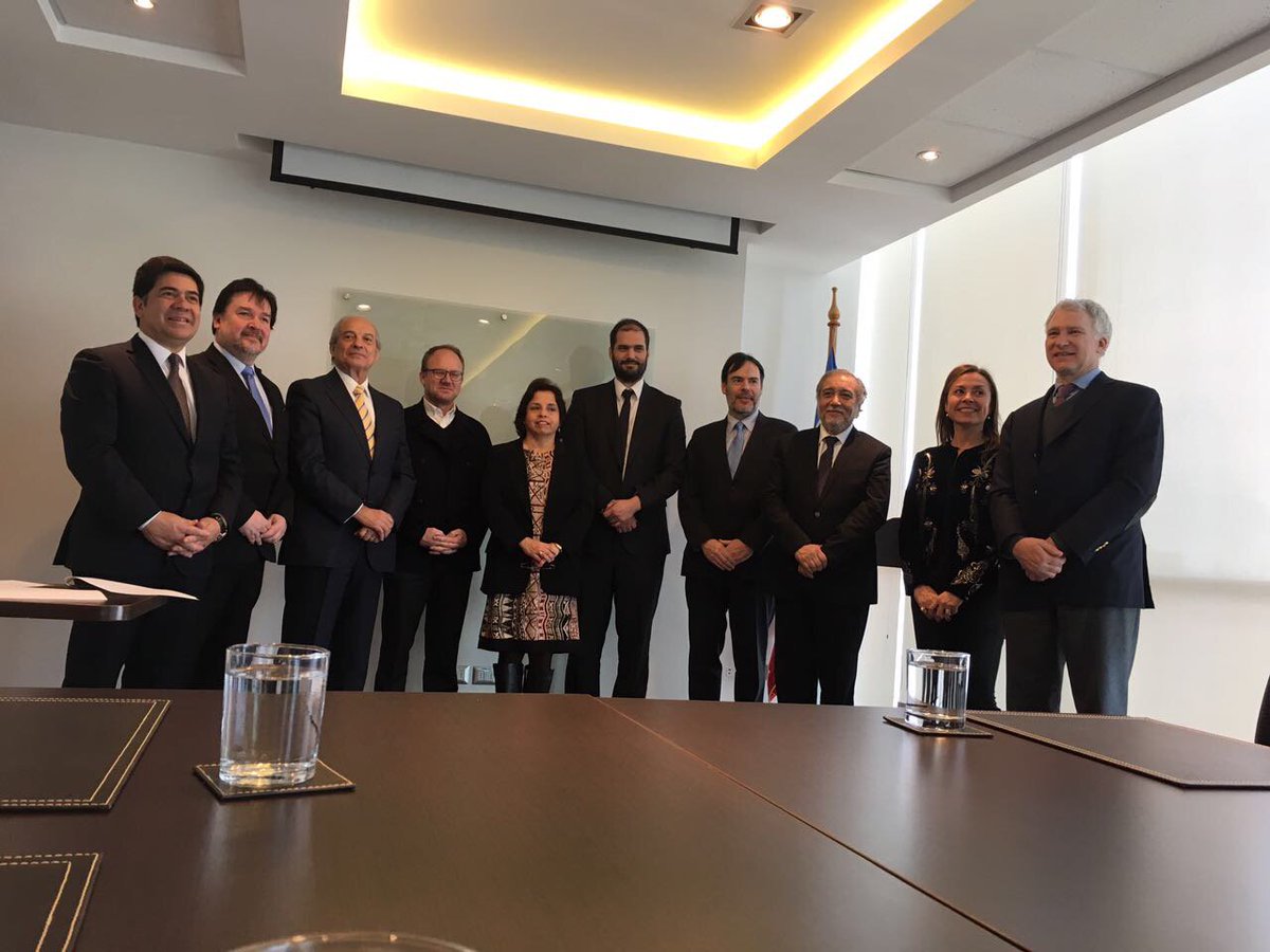 alta_ley's tweet photo. Firma para la constitución del Consejo Consultivo del Proyecto Promoción Internacional de Bienes y Servicios para la Minería #Roadmap2035 https://t.co/Z5CQXWXbLU