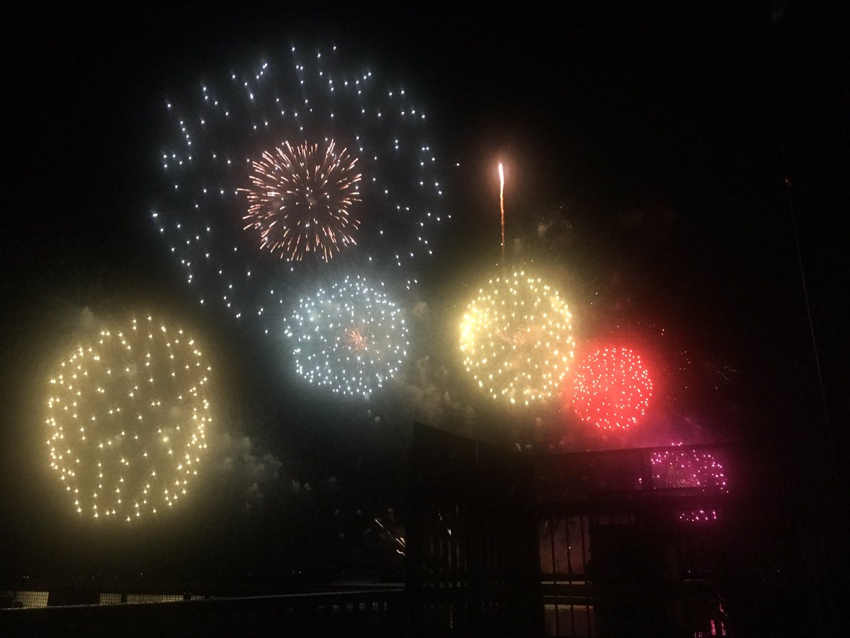 PurpleQueeeeen's tweet photo. 琵琶湖の花火大会満足☺️❤️
やっぱり有料席で見るもんだ。
モンストしてたら充電ない🤦‍♀️💔 https://t.co/hB2GwMZgz1