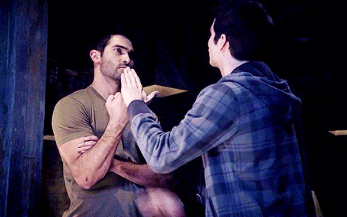 TeenWolf_Reacts's tweet photo. Quand ton frère veut te frapper mais que t'essaie de le raisonner https://t.co/pF1iukY6de