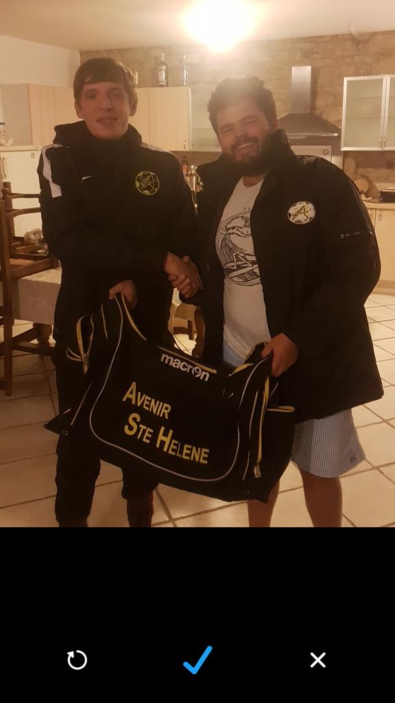 GurvanRt's tweet photo. Les grande recrue du mercato ! Oui on a trinqué 🤝🍻🍾⚽ https://t.co/akZLwm8kVB