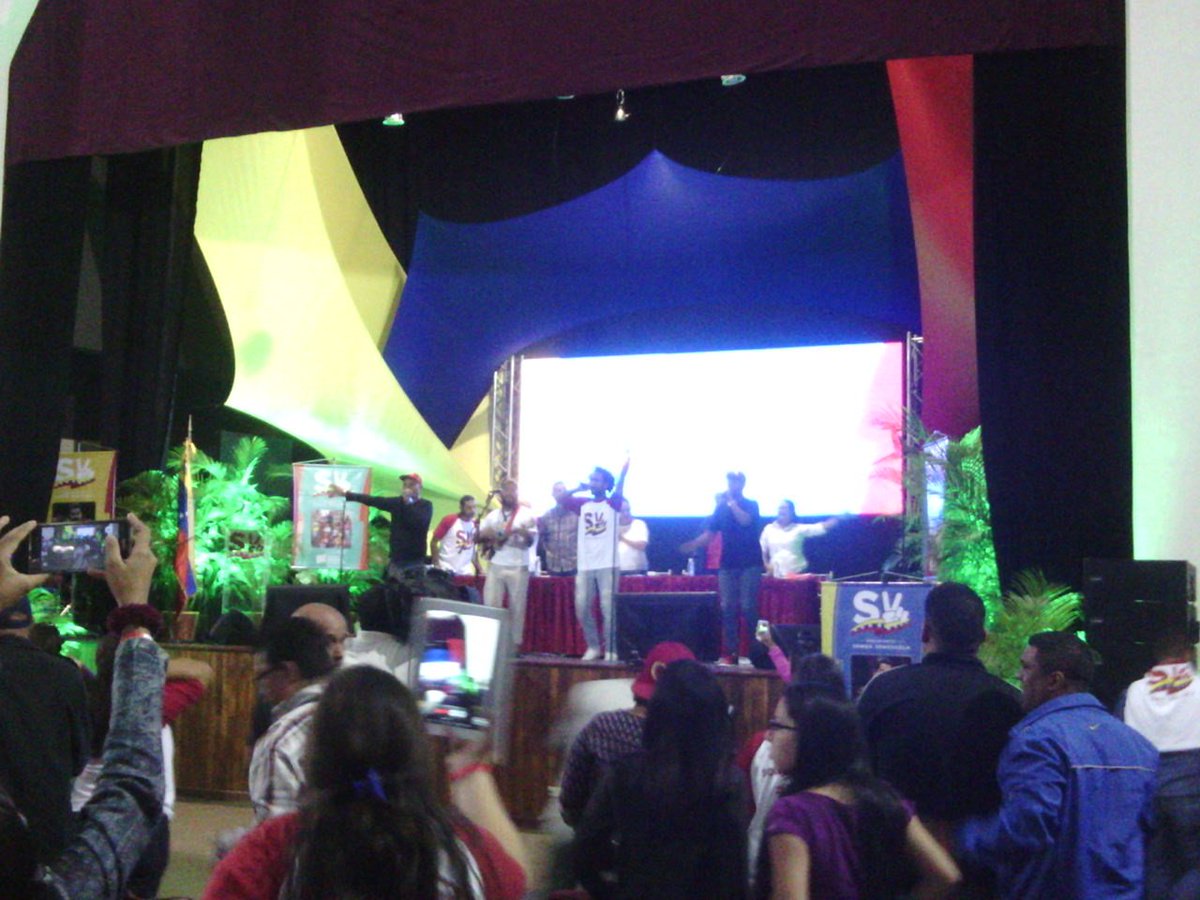 AnzoateguiMjgh's tweet photo. 1 Taller de Somos Venezuela desde el teatro Catia. Mision JHG presente @MisionDrJGH @Conapdis @NicolasMaduro https://t.co/pVr2NRlfgq