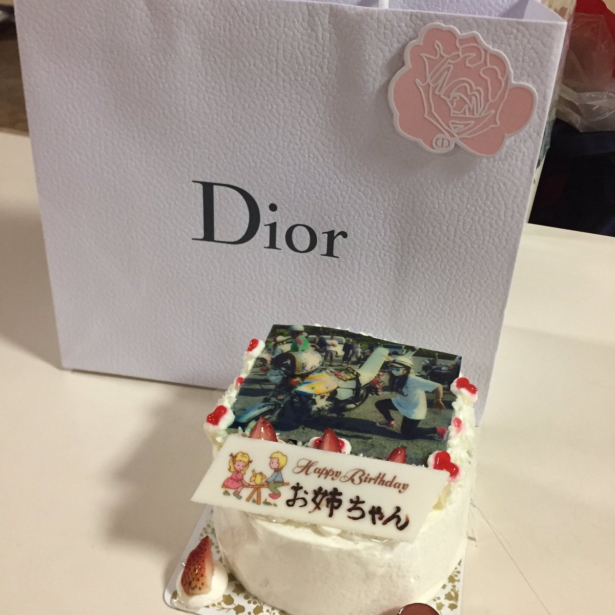 yurisukeeee's tweet photo. みゆかがバイト先にプレゼントとケーキ持ってきてくれた😭❤️

ケーキのこの写真嬉しすぎ😭❤️

ほんまに妹的な存在に思えるから
ケーキとかプレゼントとか
頑張って働いて買ってくれてんなって思うと
お姉ジーーーんと来たわ😢

大切に使うね💗ほんまにありがとう💗 https://t.co/vV68WEBPA9