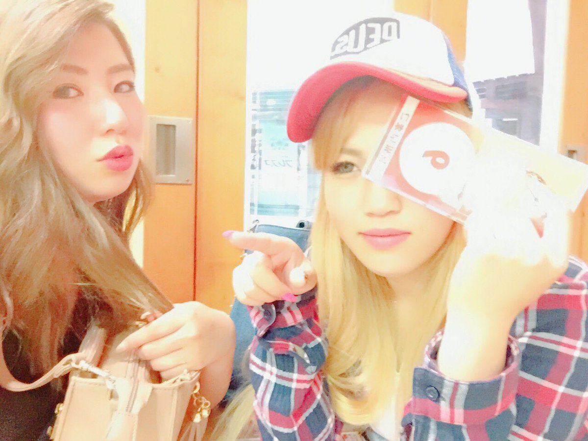 yurisukeeee's tweet photo. みゆかがバイト先にプレゼントとケーキ持ってきてくれた😭❤️

ケーキのこの写真嬉しすぎ😭❤️

ほんまに妹的な存在に思えるから
ケーキとかプレゼントとか
頑張って働いて買ってくれてんなって思うと
お姉ジーーーんと来たわ😢

大切に使うね💗ほんまにありがとう💗 https://t.co/vV68WEBPA9