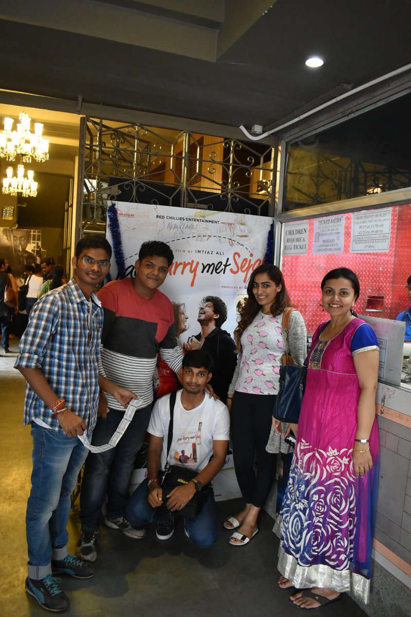 SRKUniverse's tweet photo. SRKians from the KKR city Kolkata went for another screening of #JabHarryMetSejal today. Read what's written on the heart shaped balloons 😉❤ https://t.co/7QztuPHHVG