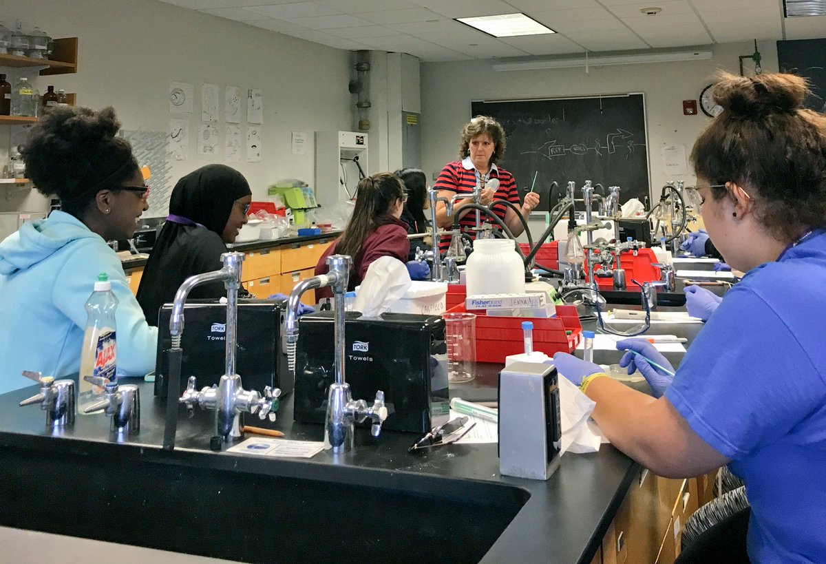 SimmonsUniv's tweet photo. So happy to have @SCFG on campus today with Professor @canfieldja23! #simmonsSTEM https://t.co/zceuhPMwJC
