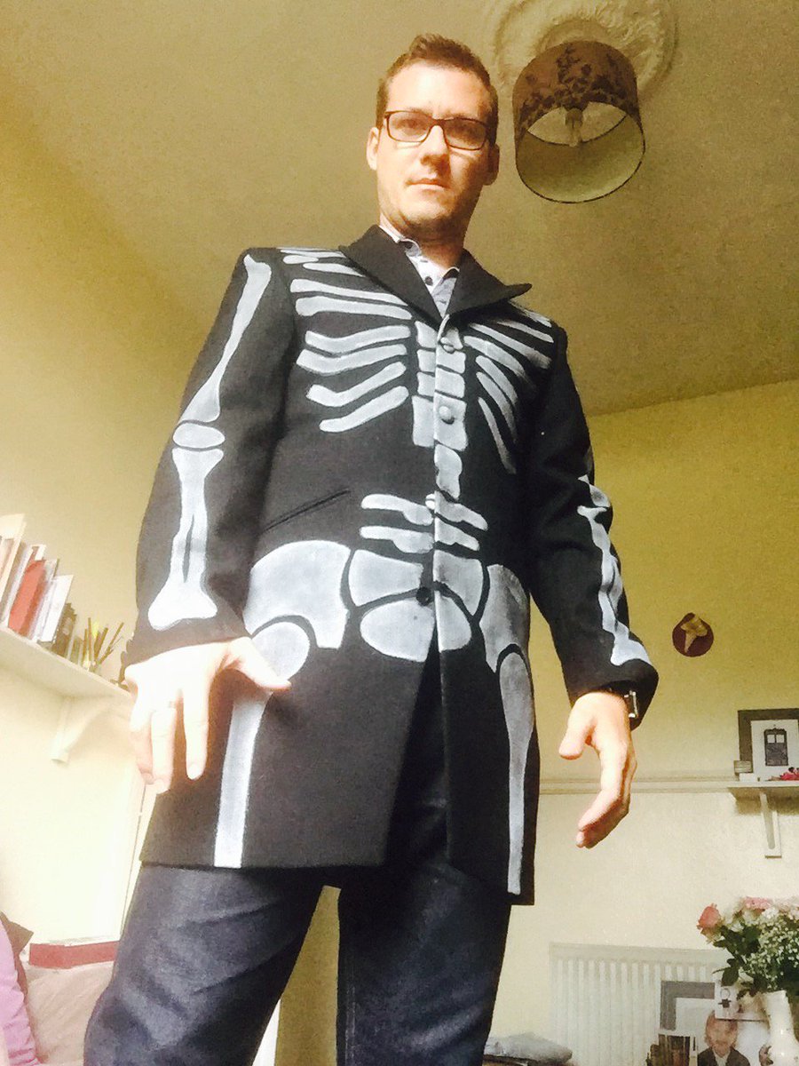 DredgeIan's tweet photo. #JamesBond #007 coat from #specture love it 😍 She did a grand job #cosplay https://t.co/4f3Zb7tEnu