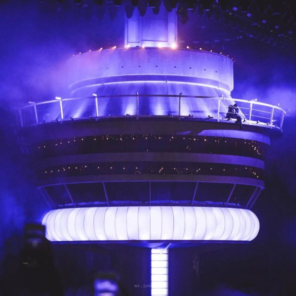 AR_STUDI0S's tweet photo. Quand @Drake fait le show il ne fait pas les choses Γ moitiΓ©π₯
Revivez la 8e Γ©dition de son #OVOfest17 via @thefader
https://t.co/AhCNcgTzLc https://t.co/frkHzx7LE1