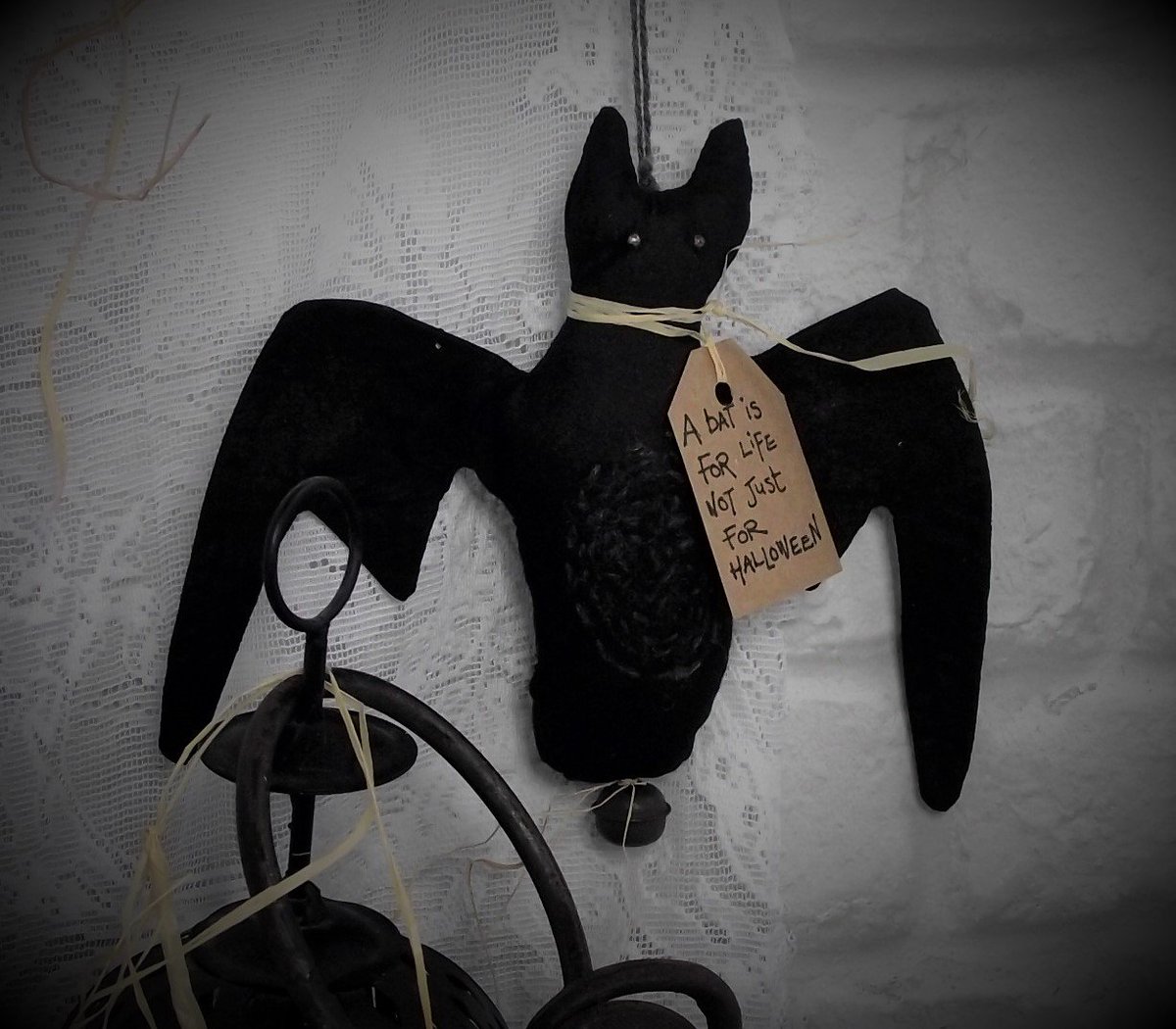 fiona_bunting's tweet photo. A bat is for life not just for halloween #bats #primitive #primdecor #halloween #rusticbat #nature #etsyukseller #fionagypsybunting https://t.co/6RPbu0w2N4