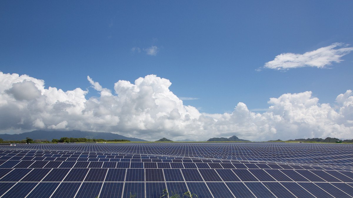 grist's tweet photo. ☀️ We’re on our way to a solar-powered future. Hawaii is already living there. https://t.co/ofwWHw5PYp (in partnership w/ @longreads) https://t.co/tv1QW6haxA