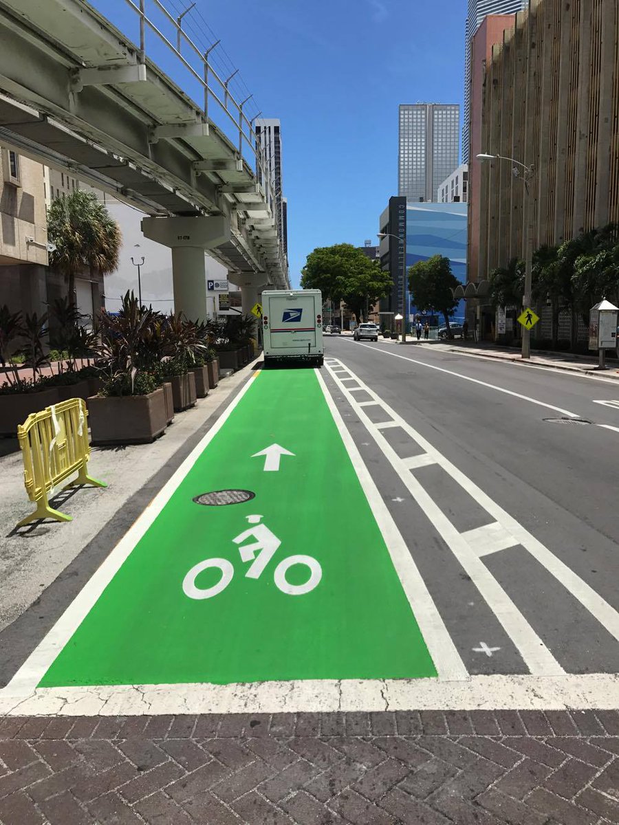 New green bike lanes on SE/SW 1st Street in downtown Miami 🙄🚴‍♀️🚴🚚🚛 miamistreetsforpeople.com
