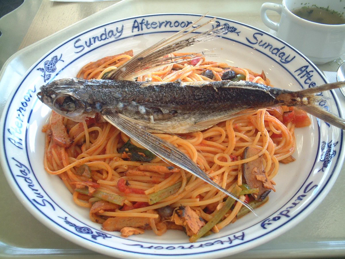 存在感がすごいww屋久島でトビウオパスタ頼んだらそのまんまだったww