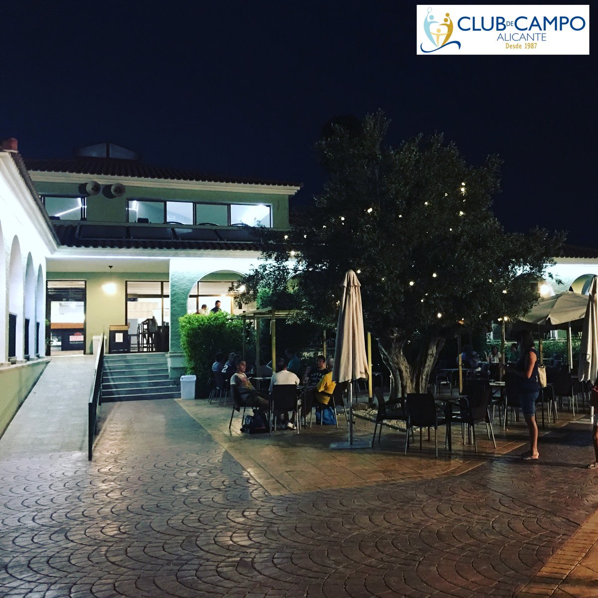 clubdecampoALC's tweet photo. Te esperamos en nuestra terraza para disfrutar de las tapas y bebidas del restaurante al aire libre. ¡Con juegos para los niños! #Alicante https://t.co/WwqjKzppij