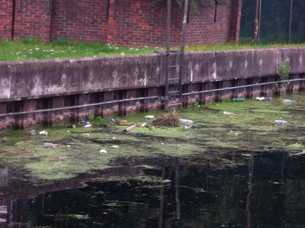 CRMisTrust's tweet photo. .@CanalRiverTrust ..this is where rubbish ends up now you've taken the litter bins away.. #Hackney #Litter #Rubbish https://t.co/CaRw0akGqe