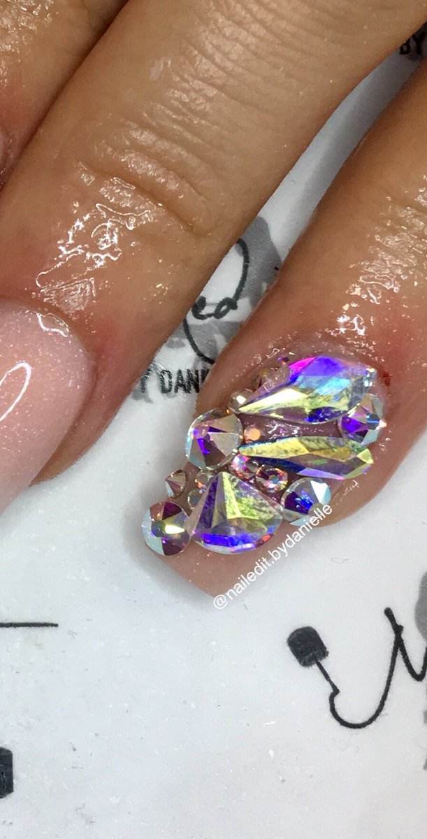 Daniellejo1991's tweet photo. The perfect French Ombré using @NSIUK Secrets Masquerade powder, then to catch everyone's attention a Krìstal nail made up off Crystals https://t.co/oxbxGIC2hY