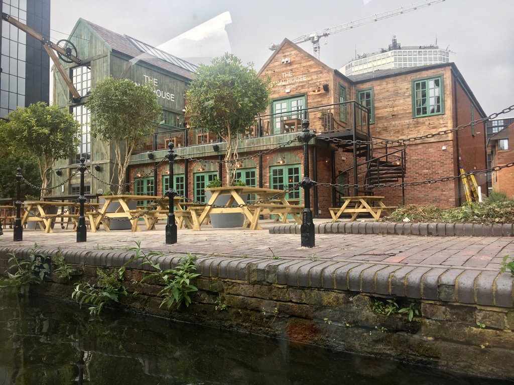 ichoosemag's tweet photo. Literally jumped in the canal to get this pic of the @TheCanalHouseUK https://t.co/S0XQc1FzVX