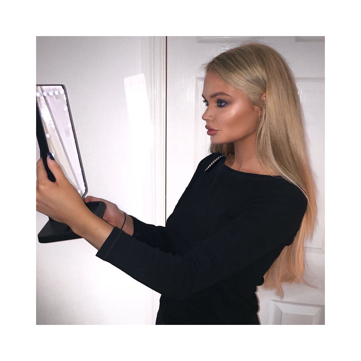 selfielightcase's tweet photo. Last minute touch ups ✔️🔥  Rachel Ward  @rachelward_e 
 make-up mirror, selling fast 👆🏼get yours at https://t.co/MgslOypN0c
#beautyblogger https://t.co/4sZOZvAzLi