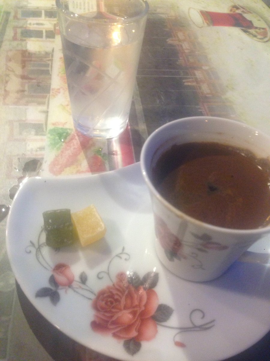 Bir kahvedir yalnızlık paylaşılmaz paylaşılırsa yalnızlık olmaz 😏