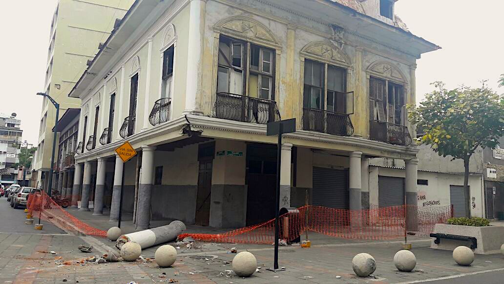 ATMGuayaquil's tweet photo. #Atención
Evite caminar por el sector de la esquina de las calles Imbabura y Panamá, debido a la caída del pilar de una casa. https://t.co/HueVLqThVt