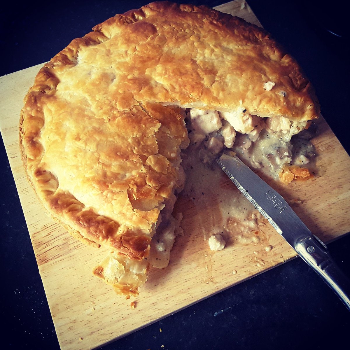 lovebubble4's tweet image. Warming up this summer eve with an @AubreyDeli chef prepared pie 💙 #britishsummertime #pieweather #aubreyallen #aubreyallendeli #lookatmypie