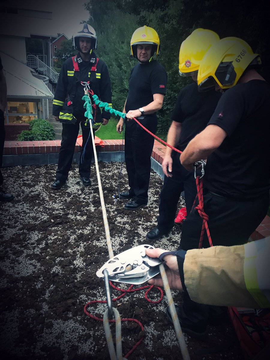 Rushmoor02's tweet photo. #RW02 completing safe working working at height refresher training tonight to make sure we're #AlwaysReady & #OpsEffective when required https://t.co/owpsuu0HZS