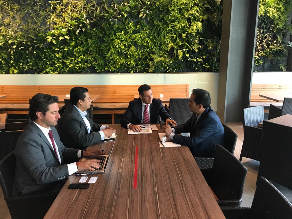 ricardoaguilarc's tweet photo. Me reúno con el Señor Gobernador @alejandromurat proyecto Agroparque en Oaxaca. @ppcalzada @SAGARPA_mx https://t.co/rPsLRBOXEf