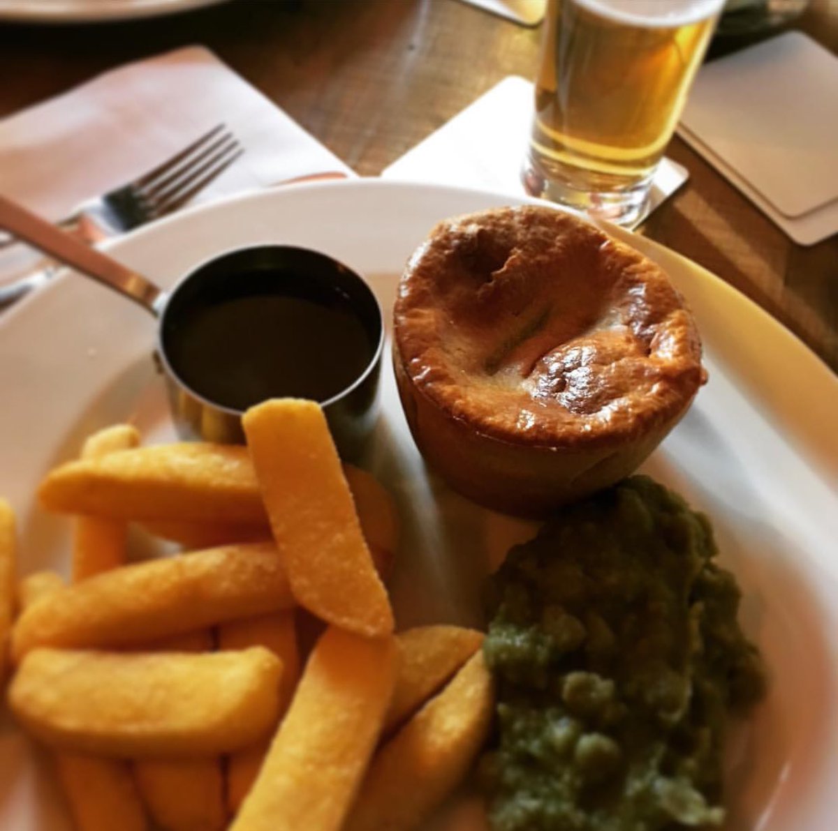 Tuesday night essentials 🍺🍟  

#styal #wilmslow #handforth #publife #pieandpeas #chips #beer #tuesday #food #inspo