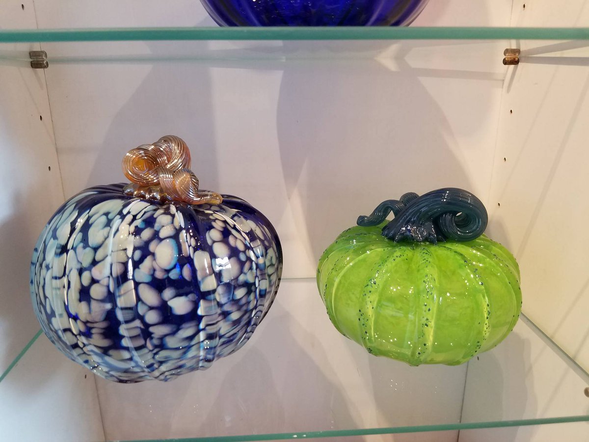 avalonglass's tweet photo. This heat has sprouted an early crop of #GlassPumpkins #glasspumpkinpatch #Summerpumpkins https://t.co/2qxHXCHSH7