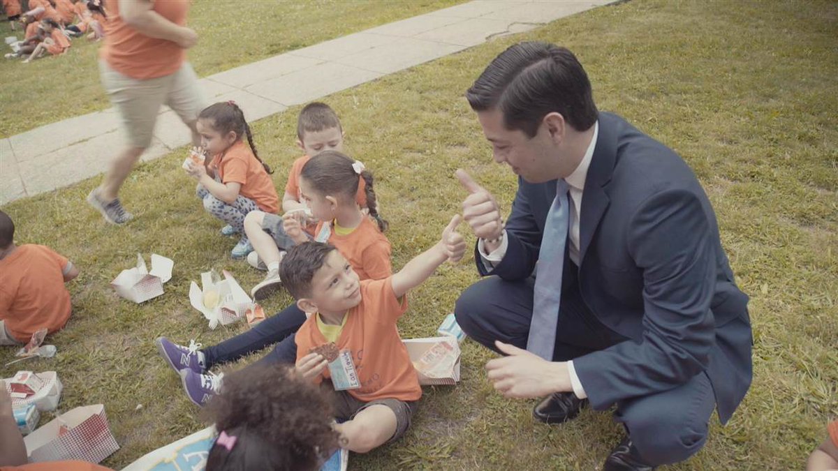 NBCLatino's tweet image. Meet the Young Latino Mayor @JamesDiossa Who Is Bringing Back His Rhode Island City nbcnews.to/2umcq9i @geraldinecolsa @MarshallCrook