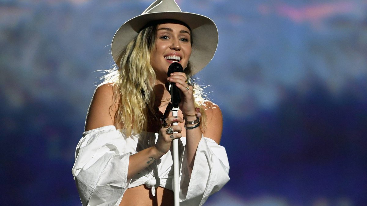 MTV's tweet photo. 🌸 @MileyCyrus' new album will drop next month: https://t.co/Bvs1bWBYVe https://t.co/3ZBhIy5qkd