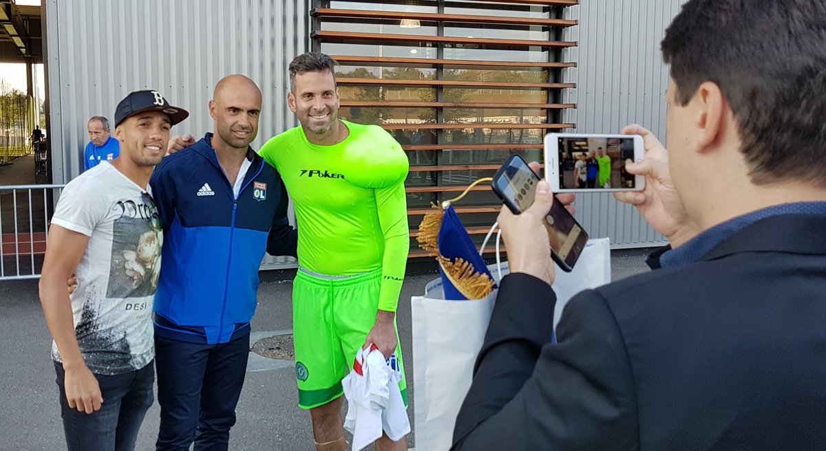 OL's tweet photo. 📸 Photo souvenir pour Marçal, @ZagueiroCris et @arturmoraes1.
#OLChape https://t.co/qMmduAgeFe