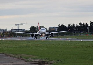 MHI_RJ's tweet photo. #flySWISS #CSeries completes its first commercial flight to #LCY@LondonCityAir! #avgeek #IngenuityInFlight https://t.co/6iMGB9kBXI https://t.co/xw033i55HC