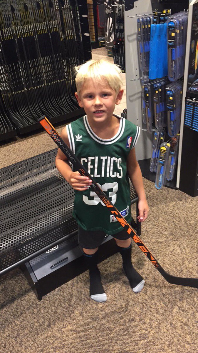 kadacollege's tweet photo. New hockey season = new Raven. Thanks @SCHEELS &amp; @Raven_Hockey. #30flex #58lbs https://t.co/Sv37kavAfg