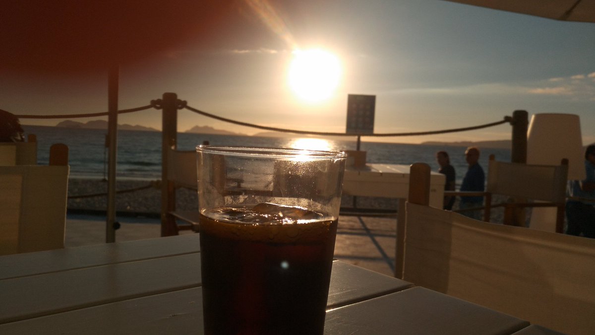 ClariGonzAlv's tweet photo. Atarceder en #playaSamil #Vigo #GaliciaMola Marina Cíes Beach Club 😍😍 https://t.co/Qpk1p0ZO2j