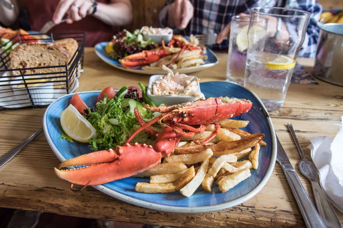 Snettisher's tweet photo. Family visiting. Enjoyed a quick tasty lunch at the @StiffkeyRedLion en route to Morston and the seals. https://t.co/Nm2wUSWRlI