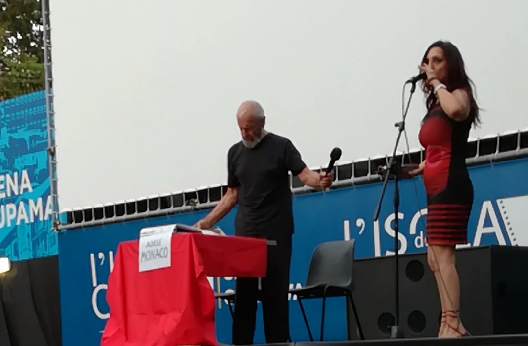 Agnese1979's tweet photo. Sabato 5 agosto, @Agnese1979 #agnesemonaco all' @ISOLADELCINEMA1 #IsoladelCinema - #isolaTiberina con i #Poeti di Agostino Raff. https://t.co/uTFoeTmeOe