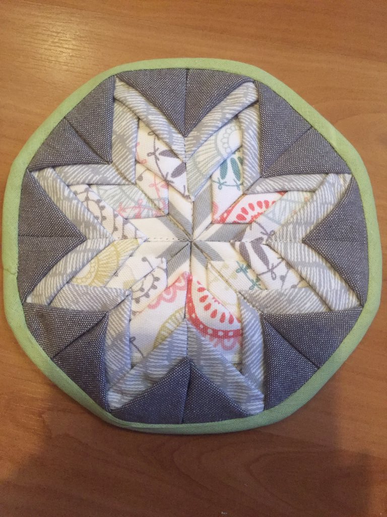 fabricArt2013's tweet photo. @CraftersCompUK @hochanda_tv Did I spy an Amish potholder? #foldedstar? https://t.co/jhRQO0Gdzs