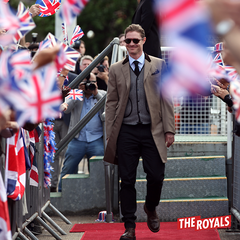TheRoyalsTV's tweet photo. Love him or hate him, you can’t deny King Robert looks good. #TheRoyals https://t.co/oXI6bOE6e3