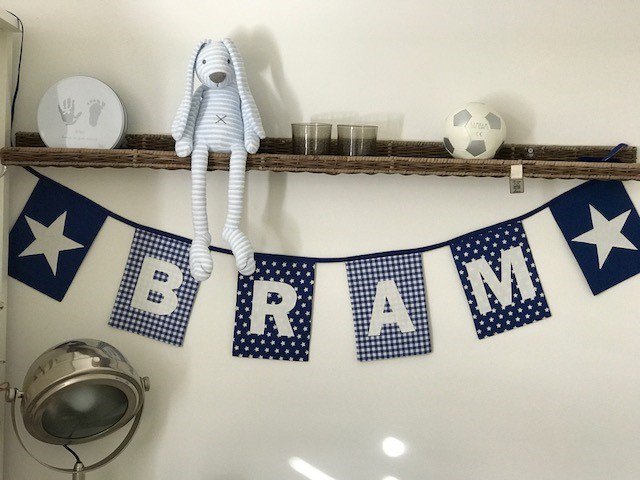 Naamslinger in kleur blauw voor #kinderkamer van Bram #klantfoto #naamslinger
Hij hangt leuk!