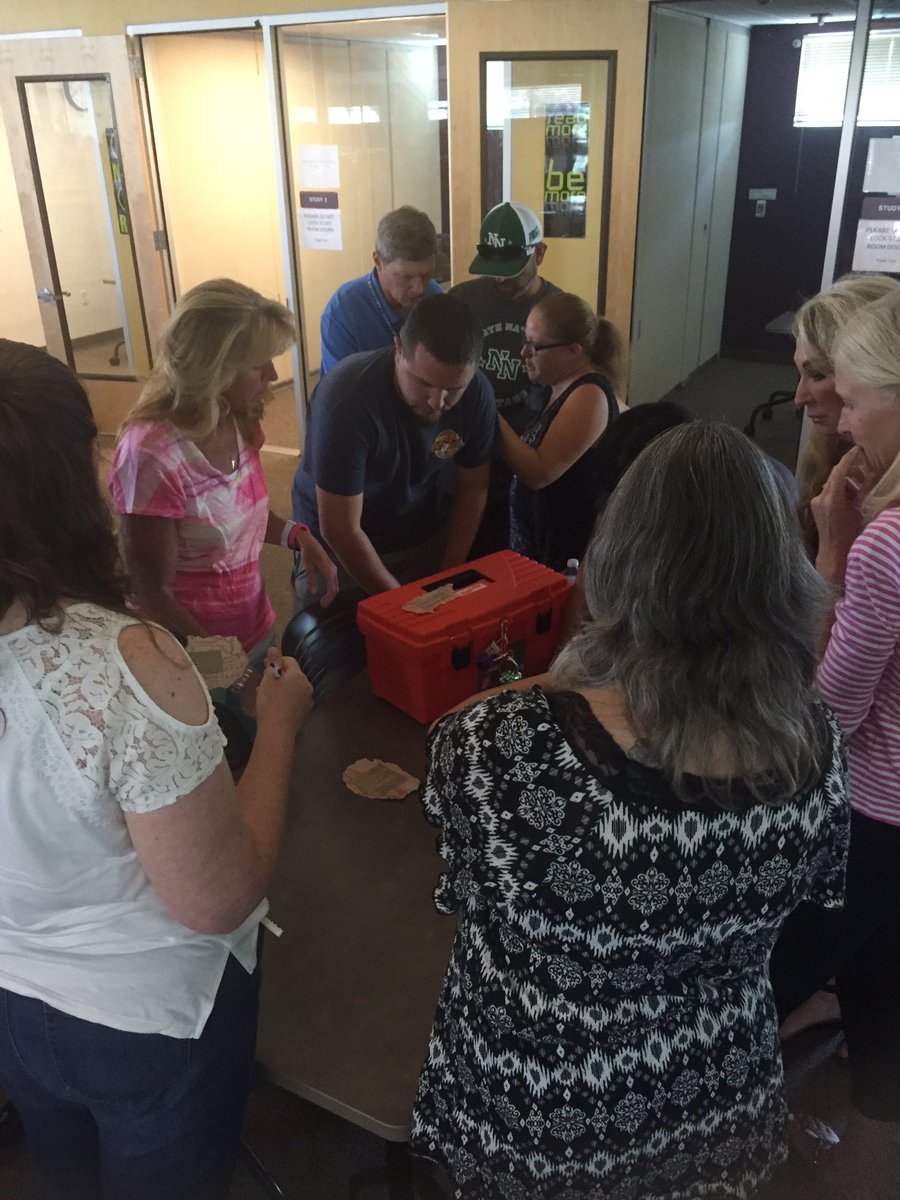 mariamac09's tweet photo. Great Retreat @ArmijoHigh! Ts breaking the code for the Educational Booty! #TLAP @KristenWitt13 @CoreyKrisc @SheilaB_Smith #fsusdteachLAP https://t.co/mgNE6lvqJD