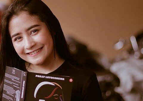 GO_Prilly's tweet photo. Selamat pagi...
Jgn lp tersenyum 😊
Jangan lp sarapan pastinya..
Karena senyum aja gak bkin kenyang 😂
Pagi Prill @PrillyBie 😘
#SalamOlengers https://t.co/DpbuZJolHN