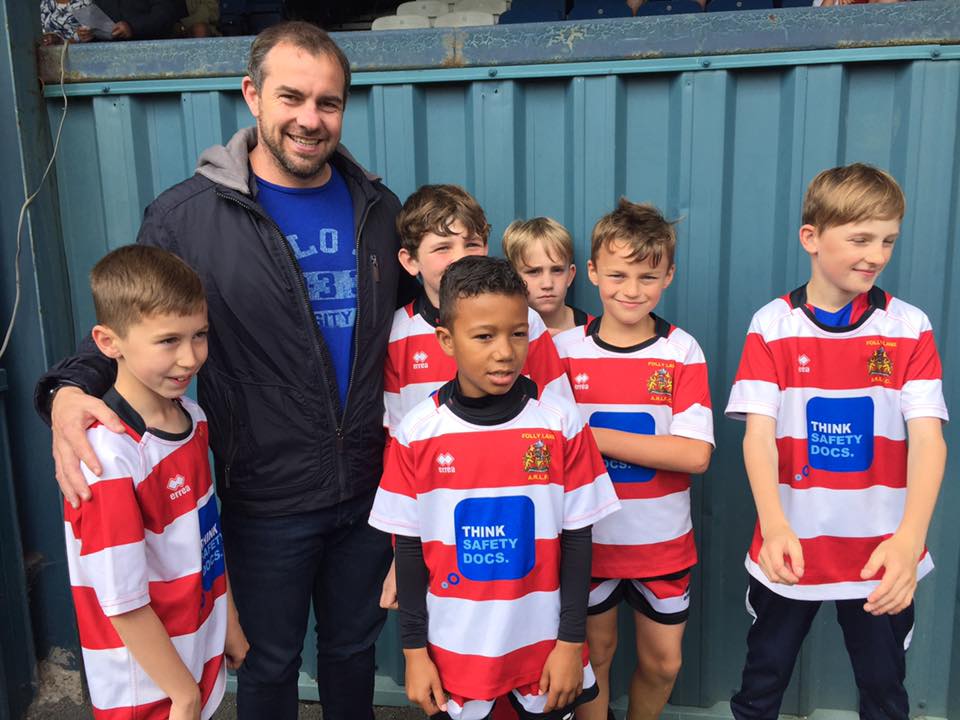 ThinkSafetyDocs's tweet image. Some future RL stars from Folly Lane, with Ian Watson, Head Coach of Salford Red Devils. #salfordreddevils #rugbyleague