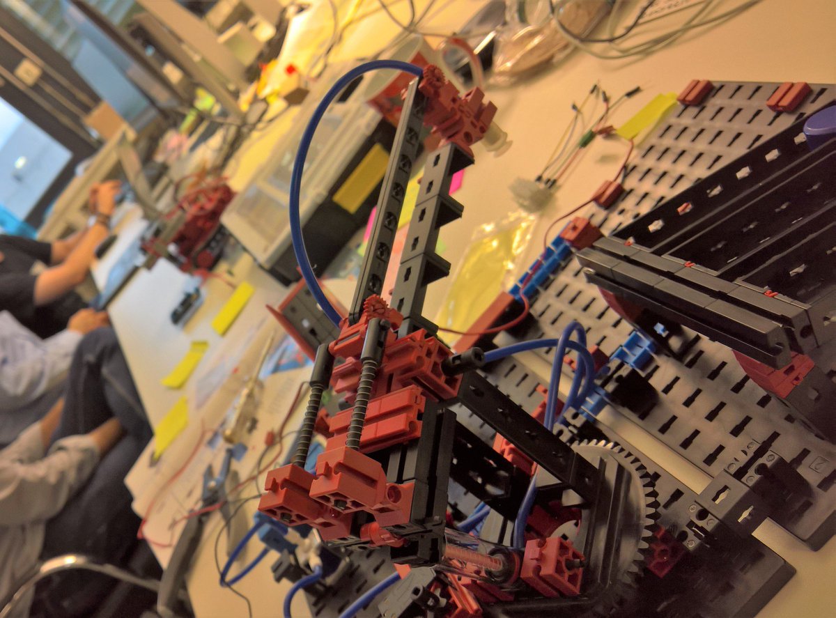 MatKainer's tweet photo. One of those days were you love staying late at the office #buildmorerobots https://t.co/3u6EyMMGCK