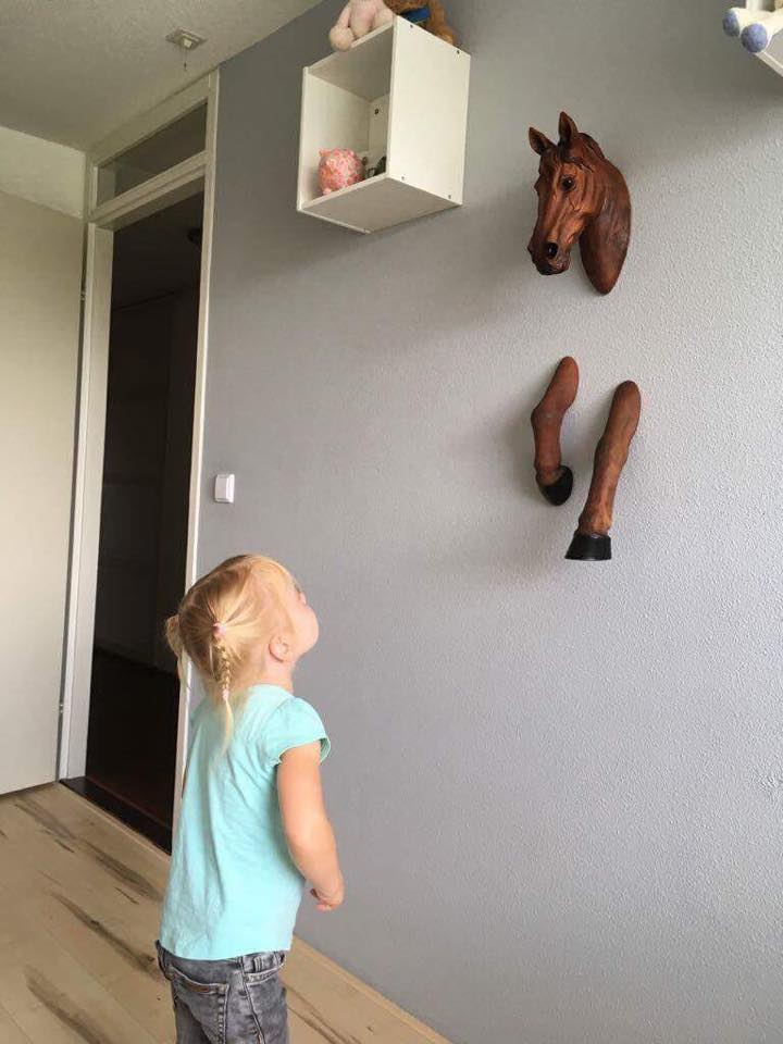 DutchSenses's tweet photo. Cato is super blij met haar paard!! #dierenliefde #kinderkamers #paard #wooninspiratie #dieren #kinderen #dierenkoppen #woondecoratie #fun https://t.co/nRFjFrSuaw